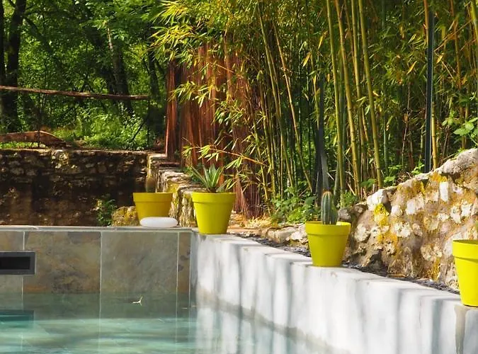 Moulin Bas, Prés De La Rivière Couette-café